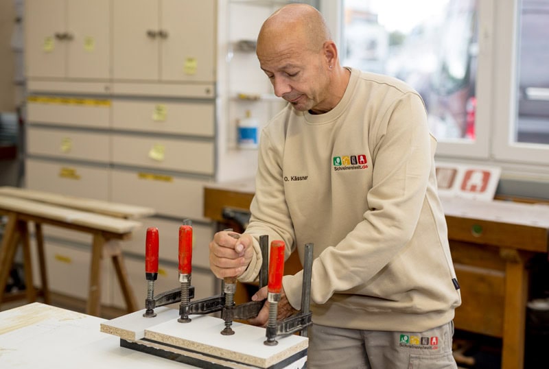 Mitarbeiter bei Reparatur